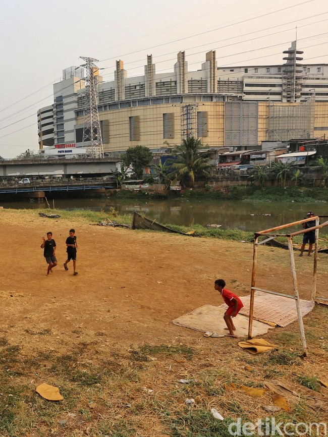 Asyik Bermain Bola, Anak-anak Tinggalkan Gawai Sejenak