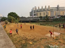 Asyik Bermain Bola, Anak-anak Tinggalkan Gawai Sejenak