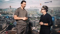 Atta Halilintar semringah banget ketemu Zlatan Ibrahimovic. Ia terlihat lagi berbincang santai dengan mantan pemain Inter Milan tersebut. (Foto: dok Instagram attahalilintar)