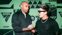 Atta Halilintar kembali bikin iri netizen yang kali ini ia handshake hangat dengan Thierry Henry. Yang mana yang mau dibawa ke Indonesia? tulisnya dilihat di Instagram, Jumat (18/9/2026). (Foto: dok Instagram attahalilintar)