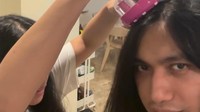Ayushita lalu menjajal ke rambut Gerald Situmorang. Bassist Barasuara itu terlihat tampak santai. (Foto: dok Instagram ayushita)