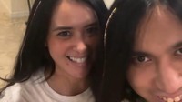 Akhirnya Ayushita sukses kepang rambut Gerald Situmorang. Hair treatment @geraldsitumorang sampai hair stylist-nya adalah aku. Cita-cita tercapai kepangin rambut Gerald pakai benang kaya aku jaman ABG, tulisnya dilihat di Instagram, Jumat (18/9/2026). (Foto: dok Instagram ayushita)
