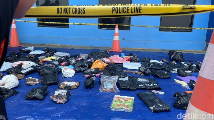 Barang-barang dari Kapal Virgo Ditemukan Penyelam, Banyak Paket Ekspedisi. (Khairun Nisa/detikKalimantan)