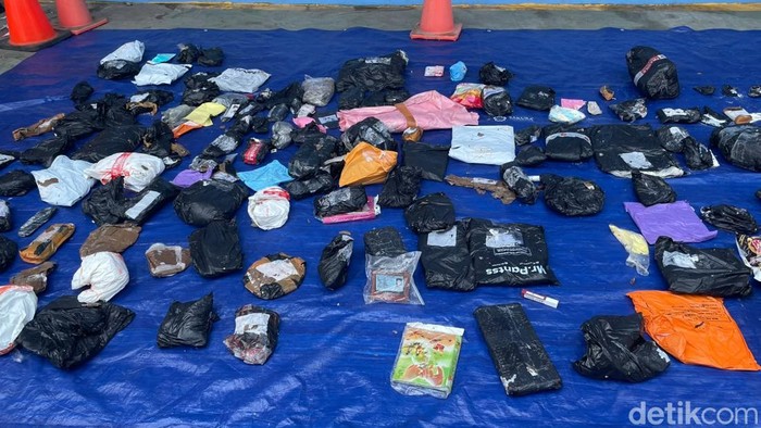 Barang-barang dari Kapal Virgo Ditemukan Penyelam, Banyak Paket Ekspedisi. (Khairun Nisa/detikKalimantan)