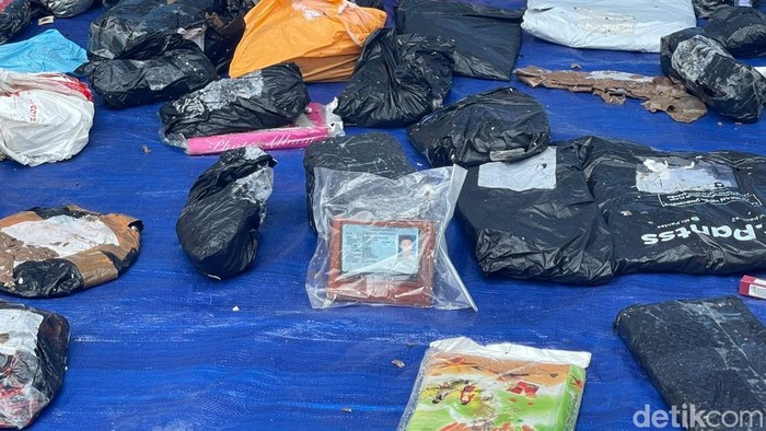 Barang-barang dari Kapal Virgo Ditemukan Penyelam, Banyak Paket Ekspedisi. (Khairun Nisa/detikKalimantan)