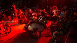 Beda Nih! Nonton Film dari Bangku Becak Listrik