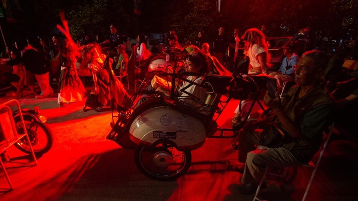 Pengunjung duduk di bangku becak listrik saat acara Becak Drive-in Cinema dalam rangkaian Kotabaru Heritage Festival (KHFF) 2026 di Pasar Terban, Yogyakarta, Kamis (17/9/2026). Dinas Kebudayaan Kota Yogyakarta menggelar acara tersebut untuk menghidupkan seni, budaya, dan wisata di Kawasan Cagar Budaya Kotabaru. ANTARA FOTO/Andreas Fitri Atmoko/kye