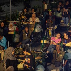 Beda Nih! Nonton Film dari Bangku Becak Listrik