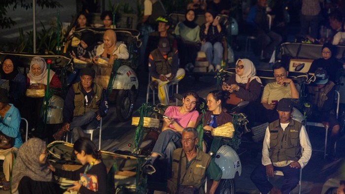 Pengunjung duduk di bangku becak listrik saat acara Becak Drive-in Cinema dalam rangkaian Kotabaru Heritage Festival (KHFF) 2026 di Pasar Terban, Yogyakarta, Kamis (17/9/2026). Dinas Kebudayaan Kota Yogyakarta menggelar acara tersebut untuk menghidupkan seni, budaya, dan wisata di Kawasan Cagar Budaya Kotabaru. ANTARA FOTO/Andreas Fitri Atmoko/kye