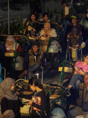Beda Nih! Nonton Film dari Bangku Becak Listrik