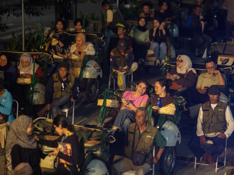 Beda Nih! Nonton Film dari Bangku Becak Listrik