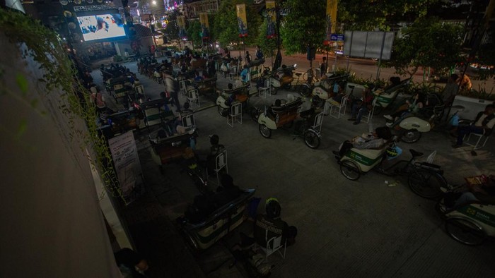 Pengunjung duduk di bangku becak listrik saat acara Becak Drive-in Cinema dalam rangkaian Kotabaru Heritage Festival (KHFF) 2026 di Pasar Terban, Yogyakarta, Kamis (17/9/2026). Dinas Kebudayaan Kota Yogyakarta menggelar acara tersebut untuk menghidupkan seni, budaya, dan wisata di Kawasan Cagar Budaya Kotabaru. ANTARA FOTO/Andreas Fitri Atmoko/kye
