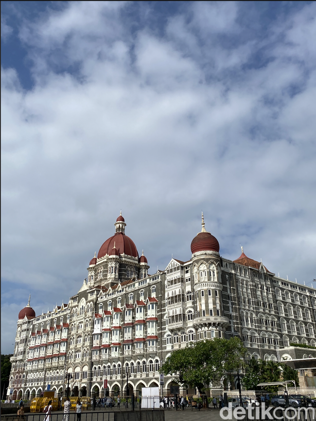 Melihat Budaya Kuno di Mumbai: Pahatan Batu-Monumen Raja George V Inggris