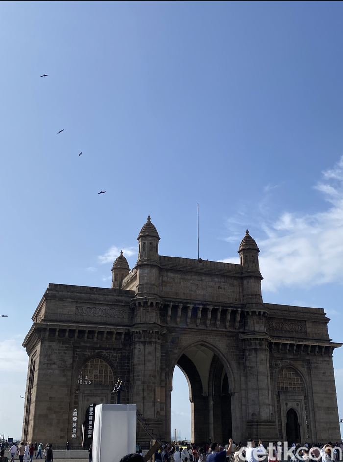 Melihat Budaya Kuno di Mumbai: Pahatan Batu-Monumen Raja George V Inggris