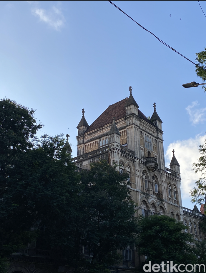 Melihat Budaya Kuno di Mumbai: Pahatan Batu-Monumen Raja George V Inggris