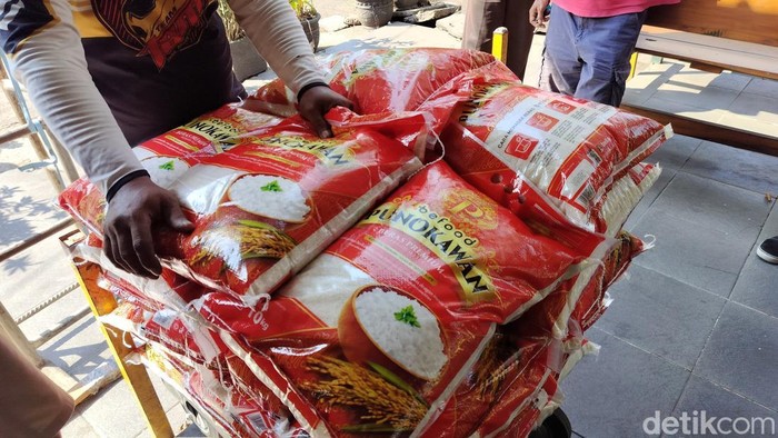 Bulog pasok beras premium di pasar tradisional Kota Malang.