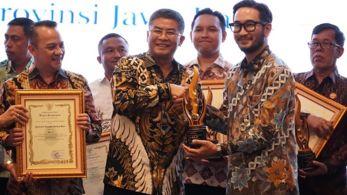 Bupati Bandung Barat, Jeje Ritchie Ismail Terima Plakat Juara Jamsostek Award
