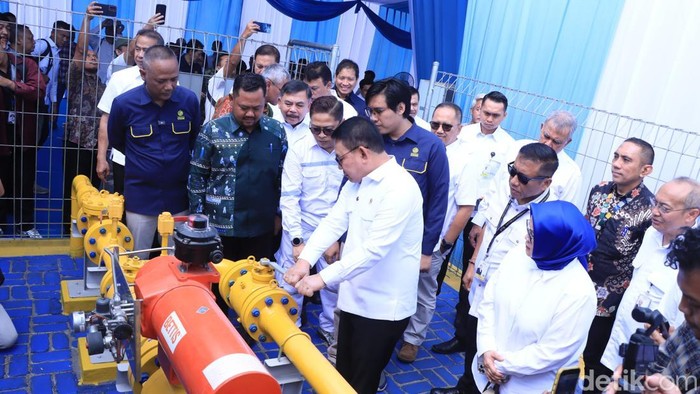 Bupati Gresik mendampingi KSP meninjau Jargas di Menganti Gresik.