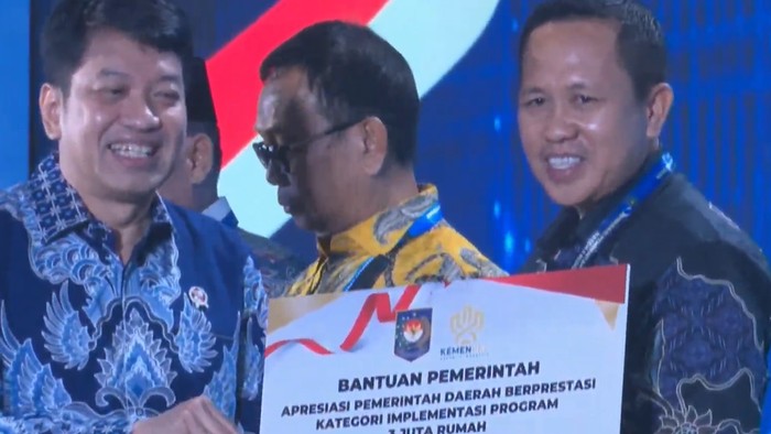 Bupati Morowali Iksan Baharudin Abdul Rauf menerima penghargaan di  Apresiasi Pemerintah Daerah Berprestasi Batch II Regional Sulawesi