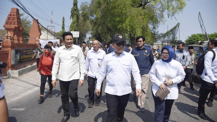 Bupati Sidoarjo Subandi bersama Kepala Staf Kepresidenan Jenderal TNI (Purn) Dudung Abdurachman