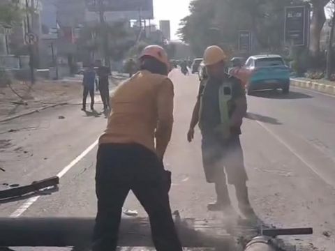 Crane proyek di Surabaya roboh ke Jalan HR Muhammad