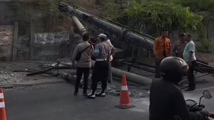 Crane proyek di Surabaya roboh ke Jalan HR Muhammad