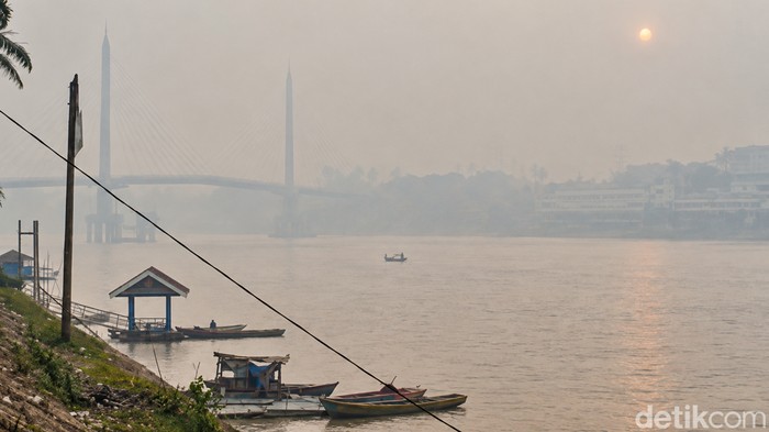 Cuaca sore ini di sekitar Sungai Batanghari, terlihat kabut pekat, sinar matahari pun tertutup asap