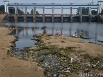 Air Sungai Cisadane Menyusut di Tengah Musim Kemarau