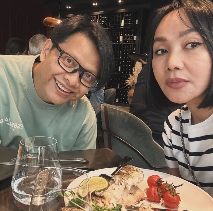 Dewi Gita Asyik Kulineran, Minum Kopi hingga Makan Es Krim di Jepang