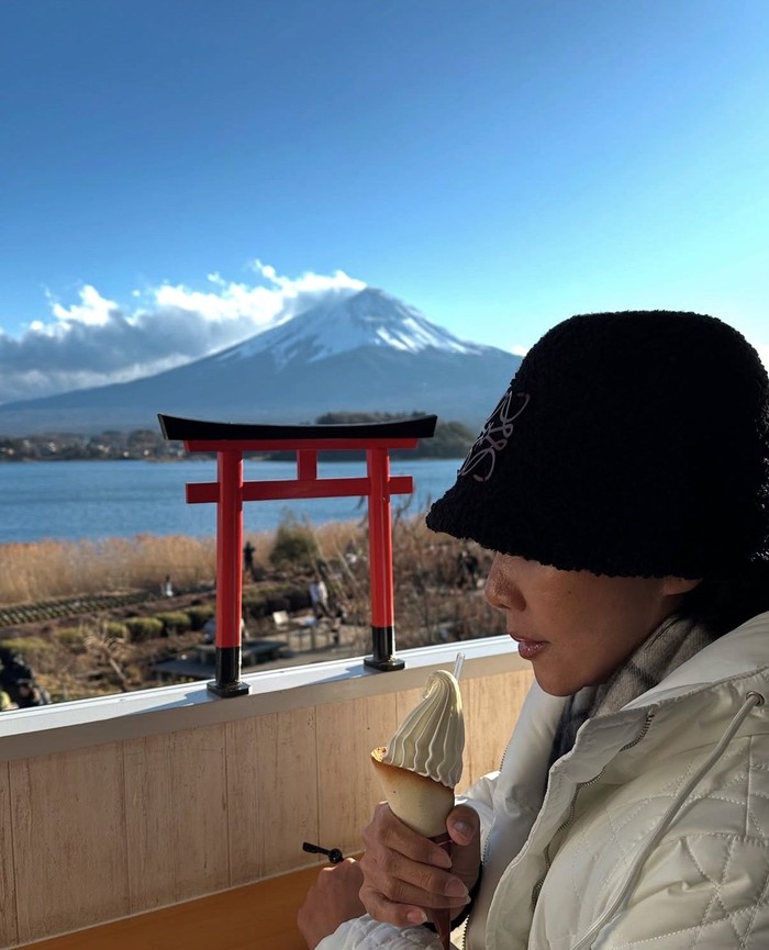Dewi Gita Asyik Kulineran, Minum Kopi hingga Makan Es Krim di Jepang