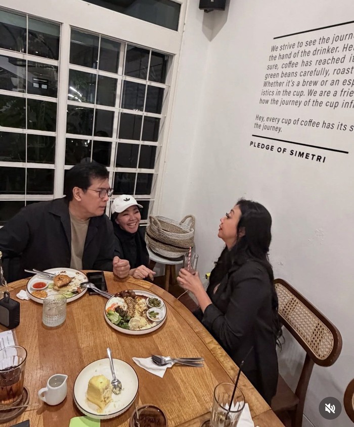 Dewi Gita Asyik Kulineran, Minum Kopi hingga Makan Es Krim di Jepang
