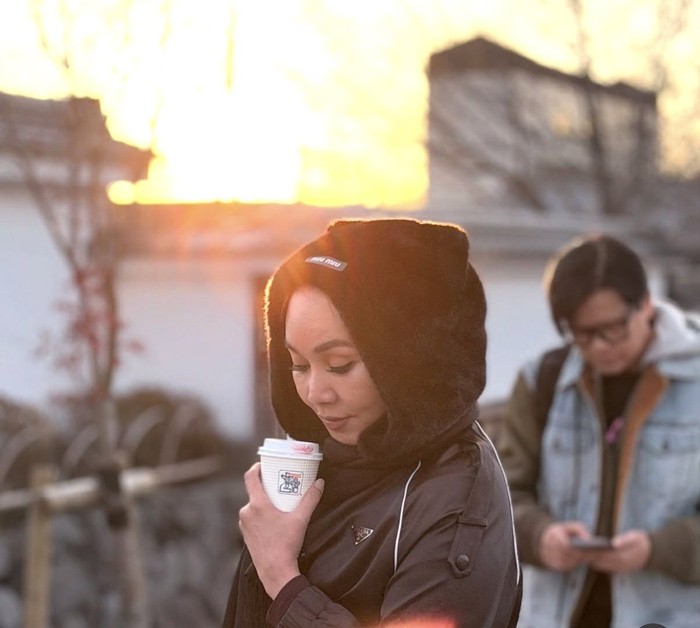 Dewi Gita Asyik Kulineran, Minum Kopi hingga Makan Es Krim di Jepang