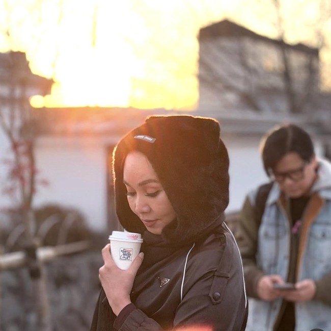 Dewi Gita Asyik Kulineran, Minum Kopi hingga Makan Es Krim di Jepang