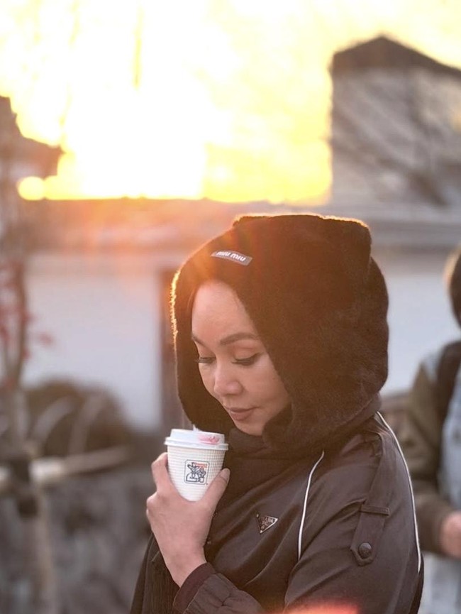 Dewi Gita Asyik Kulineran, Minum Kopi hingga Makan Es Krim di Jepang