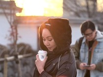 Dewi Gita Asyik Kulineran, Minum Kopi hingga Makan Es Krim di Jepang