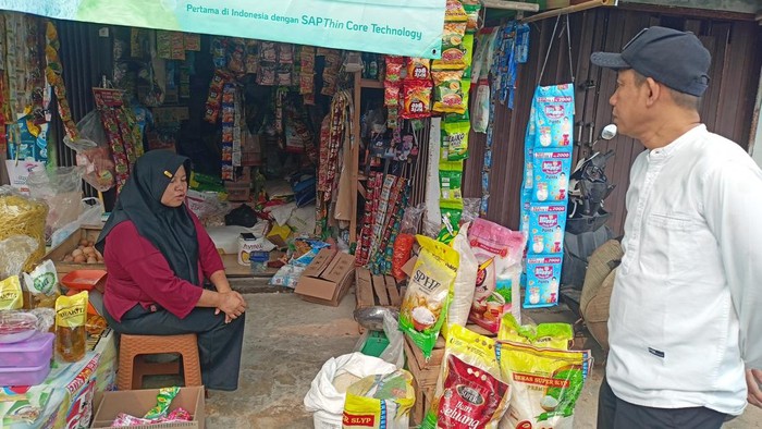 Direktur Utama Perumda Pasar Palembang Jaya Dedi Siswoyo saat mengecek beras 5 kg di Pasar Yada, Palembang
