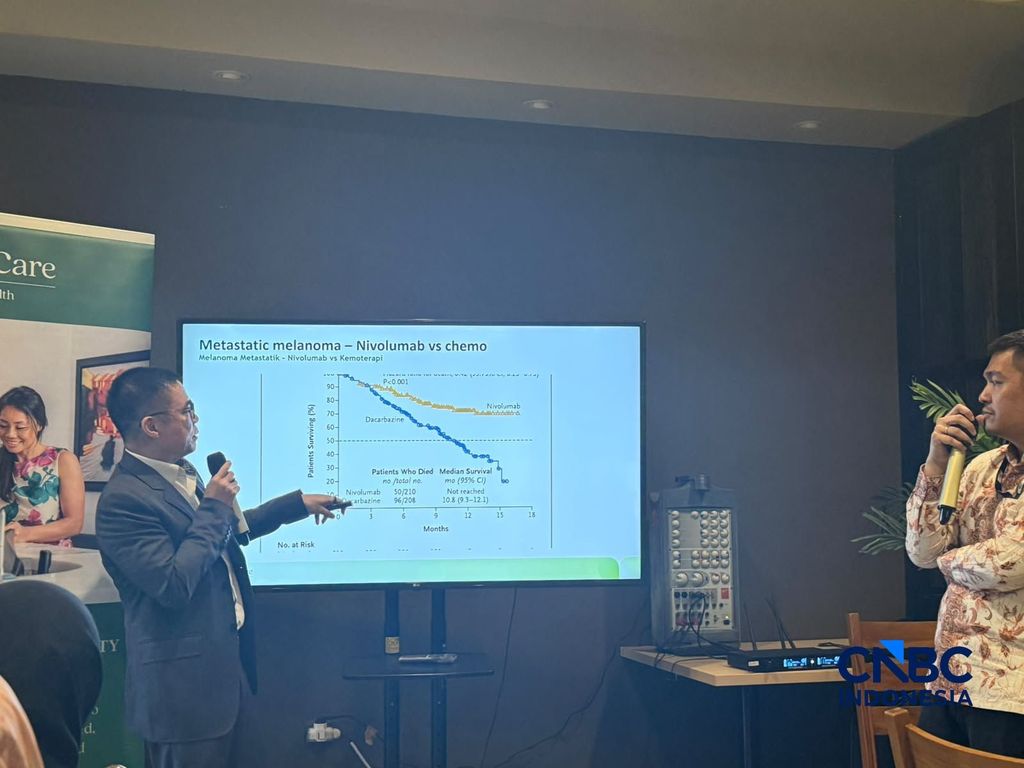 dr. Kevin Tay dari OncoCare Singapore (kanan) dan dr. Jonathan Teh dari Asian Alliance Radiation & Oncology Singapore (kiri) dalam press briefing bertajuk 