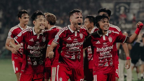 Duet Rahmat Arjuna Rezki (depan kanan), dan Teppei Yachida (depan kiri) mendapat pujian khusus oleh Johnny Jansen. /Dok. Bali United