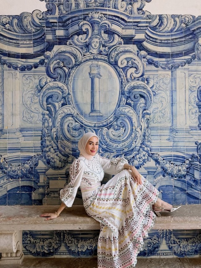 Liburan ke Portugal, Gaya Stylish Erin Eks Istri Andre Taulany Curi Atensi