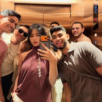Fuji dan Rakin Khan memilih busana nuansa coklat dan burgundy saat pergi liburan. Saat tidak ingin mengenakan tone yang sama, kamu bisa memilih warna turunannya untuk tampil kompak dengan pasangan. Foto: Dok. Instagram Fuji