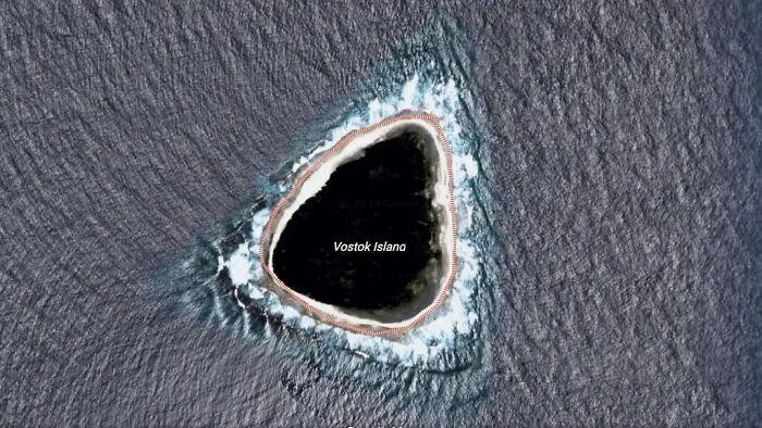 Citra satelit yang diambil dari Google Maps ini memperlihatkan sebuah wilayah berbentuk segitiga yang aneh, yang oleh banyak orang disebut sebagai lubang hitam. Ternyata itu adalah sebuah pulau bernama Pulau Vostok.