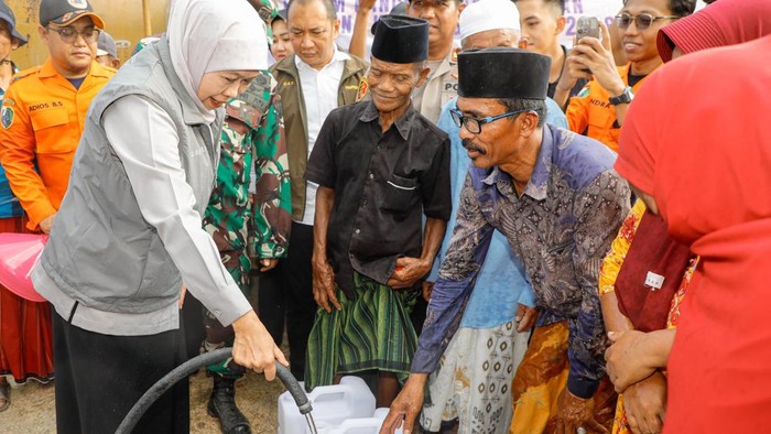 Gubernur Jatim Khofifah Indar Parawansa saat menyalurkan air bersih ke Pulau Madura