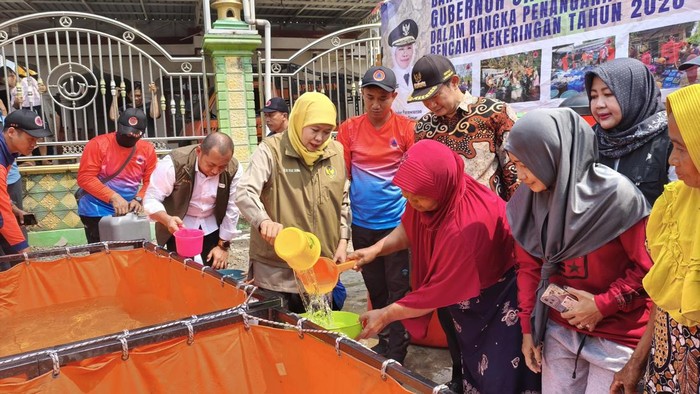 Gubernur Khofifah salurkan air bersih ke warga Lamongan yang mengalami kekeringan