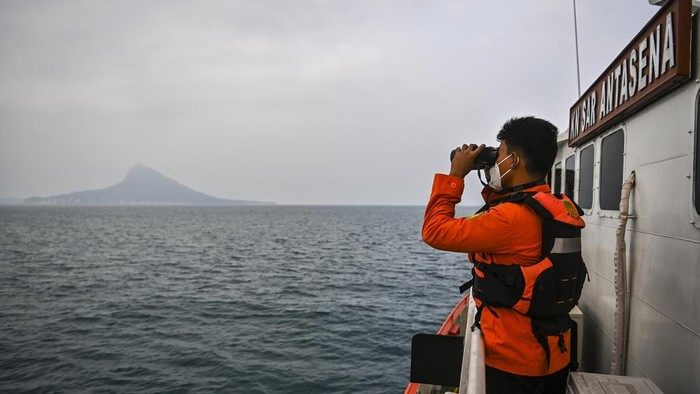 Petugas Basarnas melakukan pengamatan saat pencarian lima jurnalis dan tiga awak kapal yang hilang kontak saat liputan erupsi Gunung Anak Krakatau dengan menggunakan KN SAR Antasena di Perairan Selat Sunda, Banten, Minggu (13/9/2026). Pada hari keena