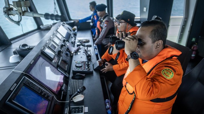 Tim SAR gabungan melakukan pengamatan saat operasi SAR korban Kapal Motor (KM) Virgo Transport 8 menggunakan KN SAR Laksmana 241 di perairan Laut Jawa, Kalimantan Selatan, Kamis (17/9/2026). Pada hari kelima operasi SAR, Basarnas memperluas area penc