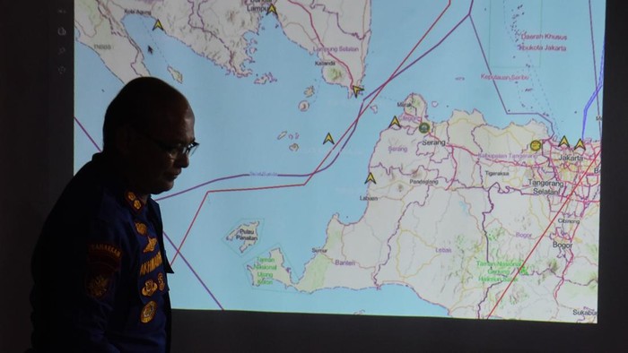 Hasil operasi SAR jurnalis hilang kontak hari kesembilan Kabag Binopsnal Ditpolairud Polda Banten AKBP Akhmad F. Hidayanto melintas di depan peta area pencarian usai konferensi pers hasil hari kesembilan operasi pencarian jurnalis dan awak kapal yang hilang kontak di Posko SAR Dermaga Marina Carita, Pandeglang, Banten, Rabu (16/9/2026). Pada hari kesembilan pencarian yang meliputi delapan sektor dengan total luas area pencarian mencakup 3.439 mil laut persegi, Tim SAR gabungan belum mendapatkan hasil. ANTARA FOTO/Indrianto Eko Suwarso/rwa.
