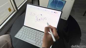 Huawei MatePad Air sudah dapat dipesan di Indonesia mulai 18 September dengan harga Rp 13.999.000 untuk varian 8/256GB. Huawei menawarkan benefit eksklusif senilai Rp 9,3 juta untuk pembelian Huawei MatePad Air selama periode promosi 18 September - 17 Oktober 2026. Foto: Virgina Maulita Putri/detikINET