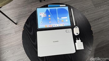 Di dalam kotak kemasannya terdapat charger, kabel USB-C, kain poles, stylus, dan keyboard. Foto: Virgina Maulita Putri/detikINET