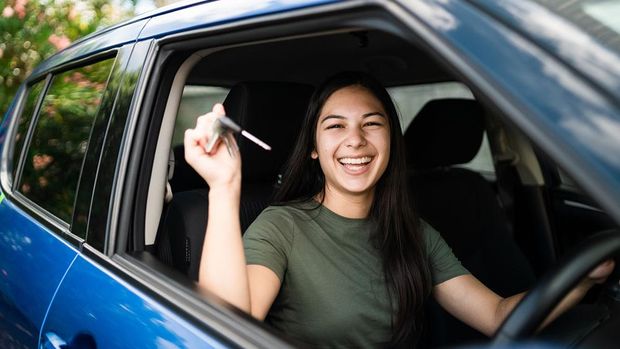 Ilustrasi Generasi Z atau Gen Z membeli mobil baru.