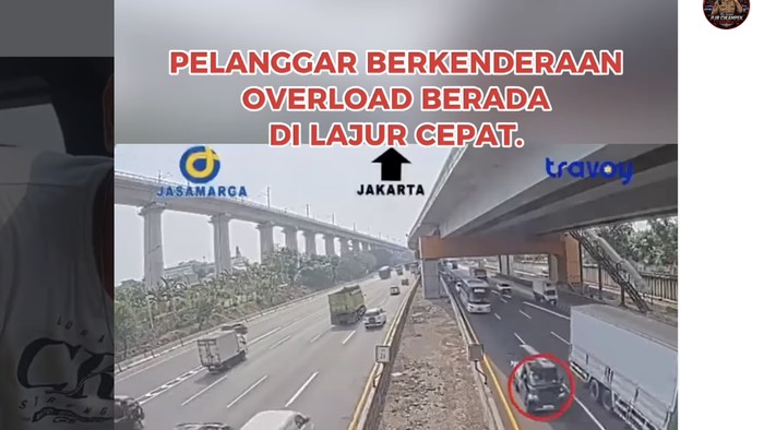 Mobil pikap bermuatan di jalur cepat